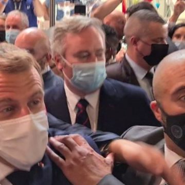 (VIDEO) Agreden a Emmanuel Macron, presidente de Francia