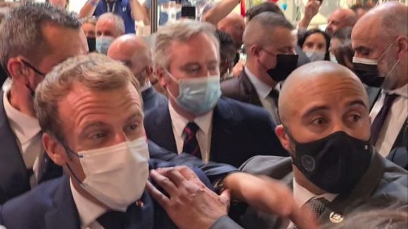 (VIDEO) Agreden a Emmanuel Macron, presidente de Francia