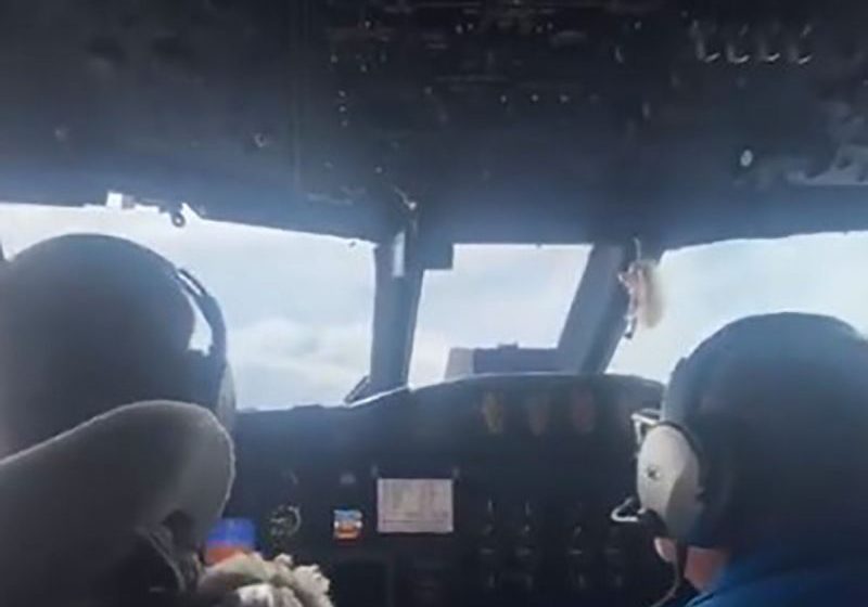 Video de un avión al atravesar el huracán Ida
