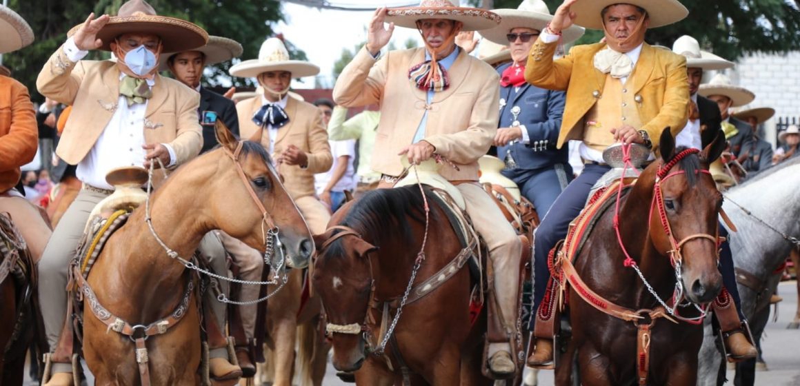 Guillermo Velázquez y Asociación de Charros participan en Cabalgata para celebrar las Fiestas Patrias