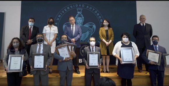 Alfonso Esparza entrega de reconocimientos de calidad a nueve programas educativos por parte de CIEES y COPAES