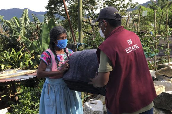 Cumple SEDIF atención a familias de Olintla damnificadas por huracán “Grace”