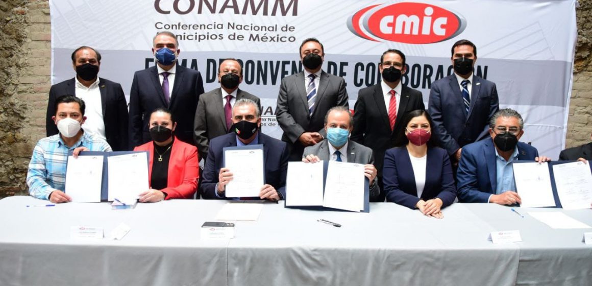 Claudia Rivera Vivanco atestigua firma de convenio entre CMIC y CONAMM