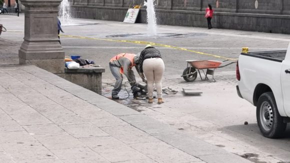 94ea4b2d-f977-4321-9679-ce7249008cc9 SEDATU entrega un zócalo con defectos, albañiles, lajas quebradas y en obra