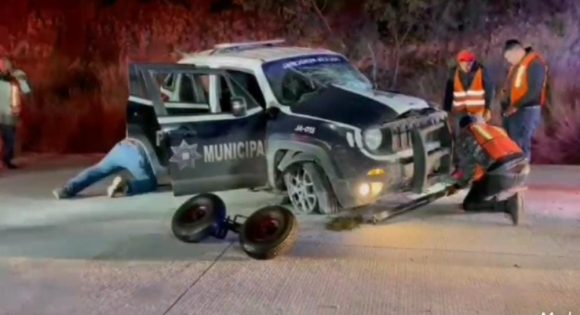98721394872934792349723491 Patrulla de la Policía Municipal chocó y volcó en Periférico