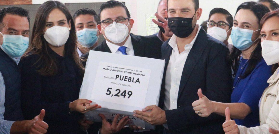 Panistas poblanos refrendan apoyo a Marko Cortés; entregan más de 5 mil firmas