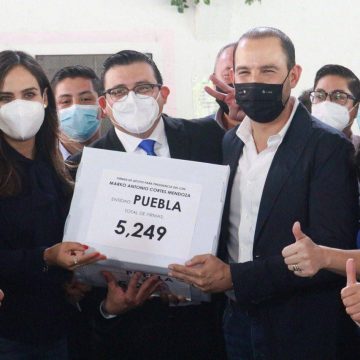 Panistas poblanos refrendan apoyo a Marko Cortés; entregan más de 5 mil firmas