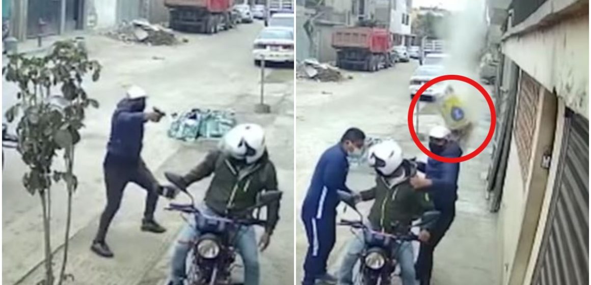 (VIDEO) Obreros frustran asalto lanzando una bolsa de cemento a los asaltantes