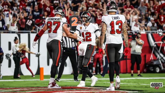 Tom Brady comandó a los Bucaneros a su primer triunfo de la Temporada