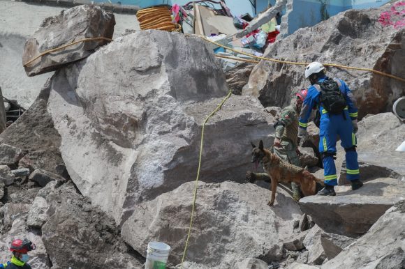 (VIDEO) Hombre busca a su familia entre los escombros tras derrumbe del Cerro de Chiquihuite