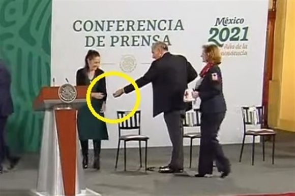 (VIDEO)  Claudia Sheinbaum olvida dinero para donar a colecta de Cruz Roja; le tuvieron que prestar