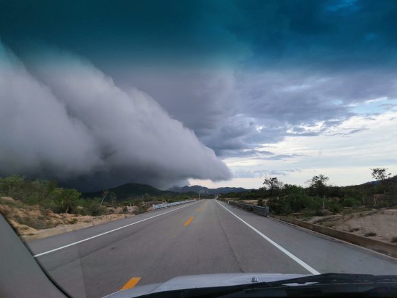 Huracán Olaf toca tierra en Los Cabos BCS y se degrada a Categoría 1