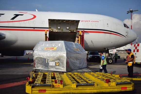 México recibe últimas vacunas contra Covid-19 de Moderna donadas por EU