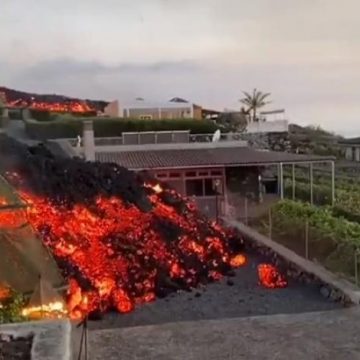 (VIDEO) Aumenta actividad de volcán en España; así consume las casas
