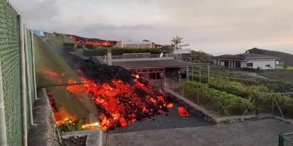 (VIDEO) Aumenta actividad de volcán en España; así consume las casas