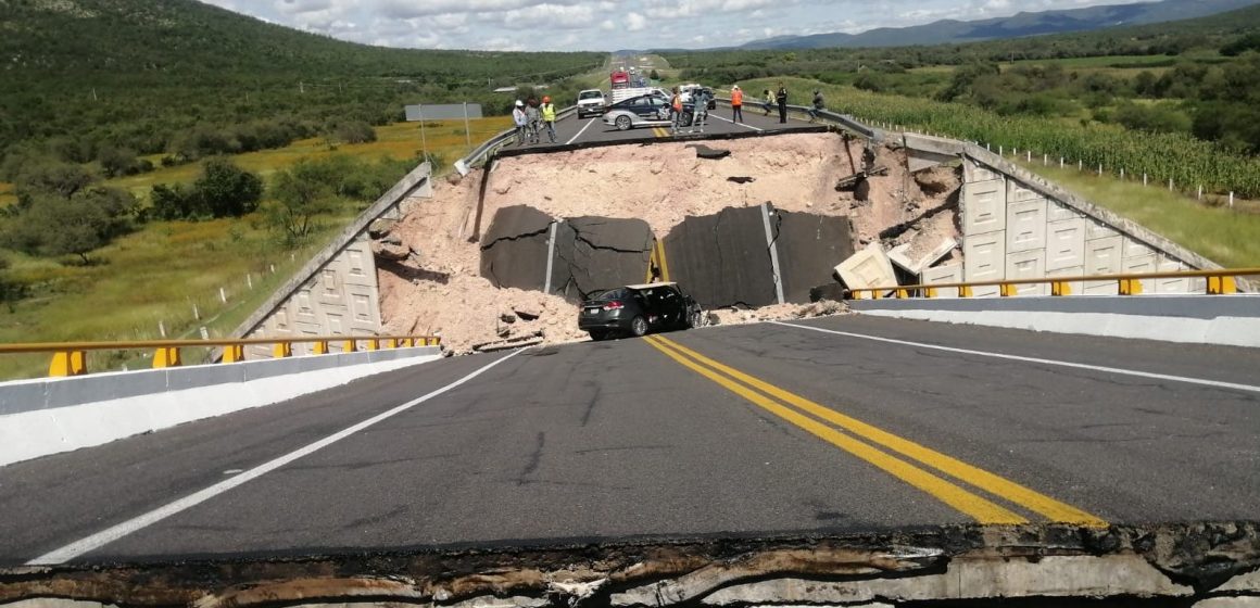 Colapsa puente vehicular en San Luis Potosí; fallece mujer