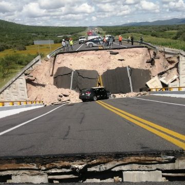 Colapsa puente vehicular en San Luis Potosí; fallece mujer