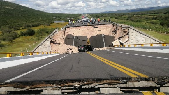 Colapsa puente vehicular en San Luis Potosí; fallece mujer