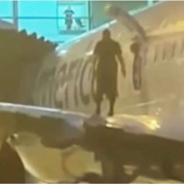(VIDEO) Pasajero sale por puerta de emergencia y pasea por ala de avión