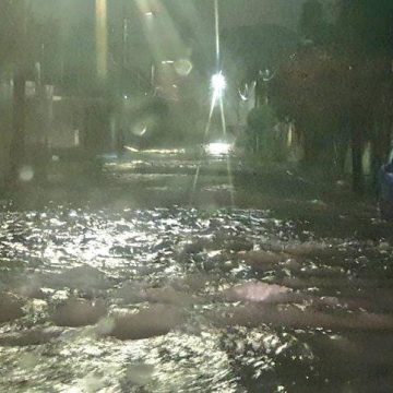 Se registra inundación en 40 viviendas en Lomas del Valle y una decena de autos varados