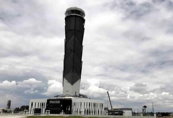 (FOTOS) Torre de Control de Santa Lucía se está inclinando; aseguran que no es grave
