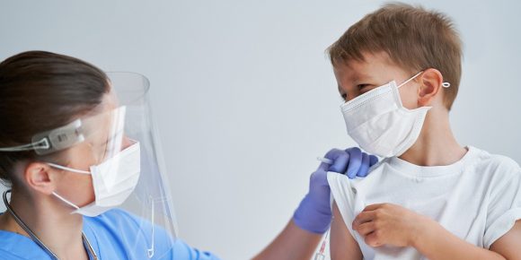 Pfizer revela que su vacuna es altamente efectiva en niños de 5 a 11 años