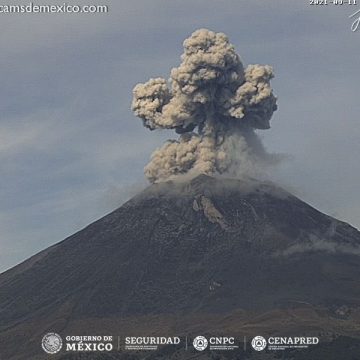 (FOTOS) Volcán Popocatépetl registró explosión y lanzó una columna de 1,000 metros; caerá la ceniza en Puebla