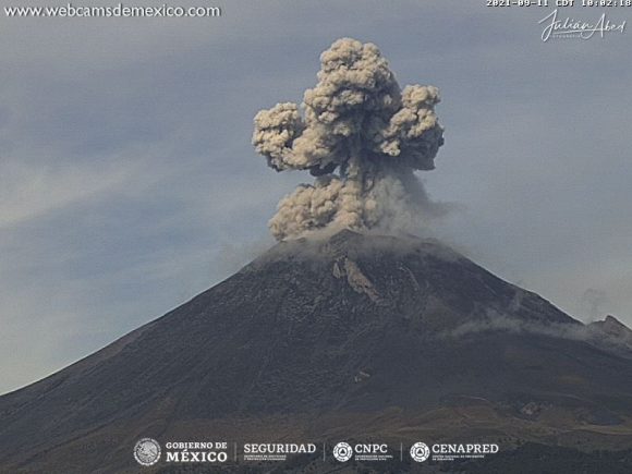 (FOTOS) Volcán Popocatépetl registró explosión y lanzó una columna de 1,000 metros; caerá la ceniza en Puebla