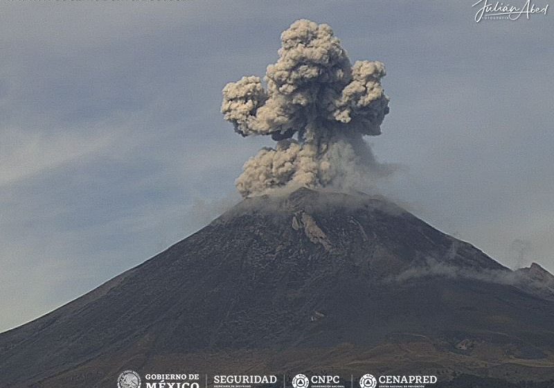 (FOTOS) Volcán Popocatépetl registró explosión y lanzó una columna de 1,000 metros; caerá la ceniza en Puebla