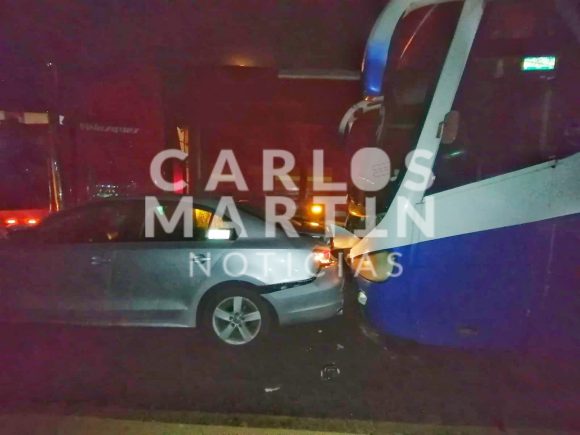 Carambola de trailers deja prensados vehículos frente a VW