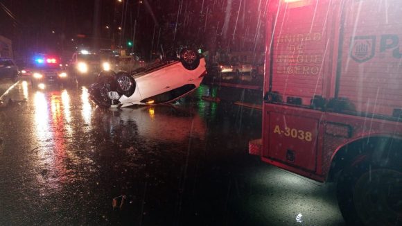 Lluvias generan caos, inundaciones, autos varados y un volcadura en Puebla