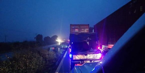 Talud en Las Derrumbadas atrapa 20 vehículos