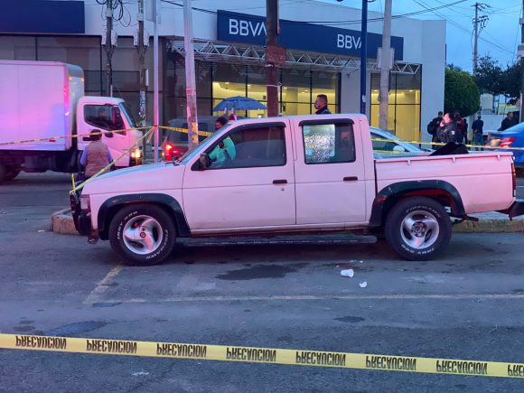 Localizan un hombre muerto dentro de su vehículo en la Central de Abastos