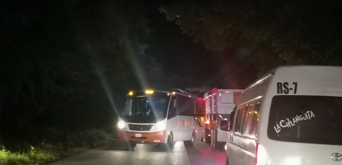 Atacan a balazos al autobús Volcanes en los topes de Ahuehuetzingo