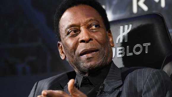 Operan a Pelé de un tumor;  asegura estar bien