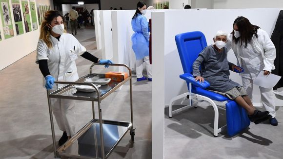 Aprueba España tercera dosis a adultos mayores