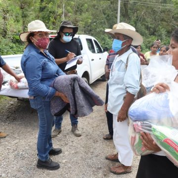 Avanza SEDIF con entrega de apoyos en Olintla a afectados por huracán “Grace”