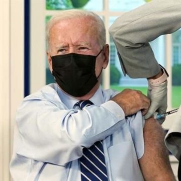 Biden recibe tercera dosis de vacuna contra Covid