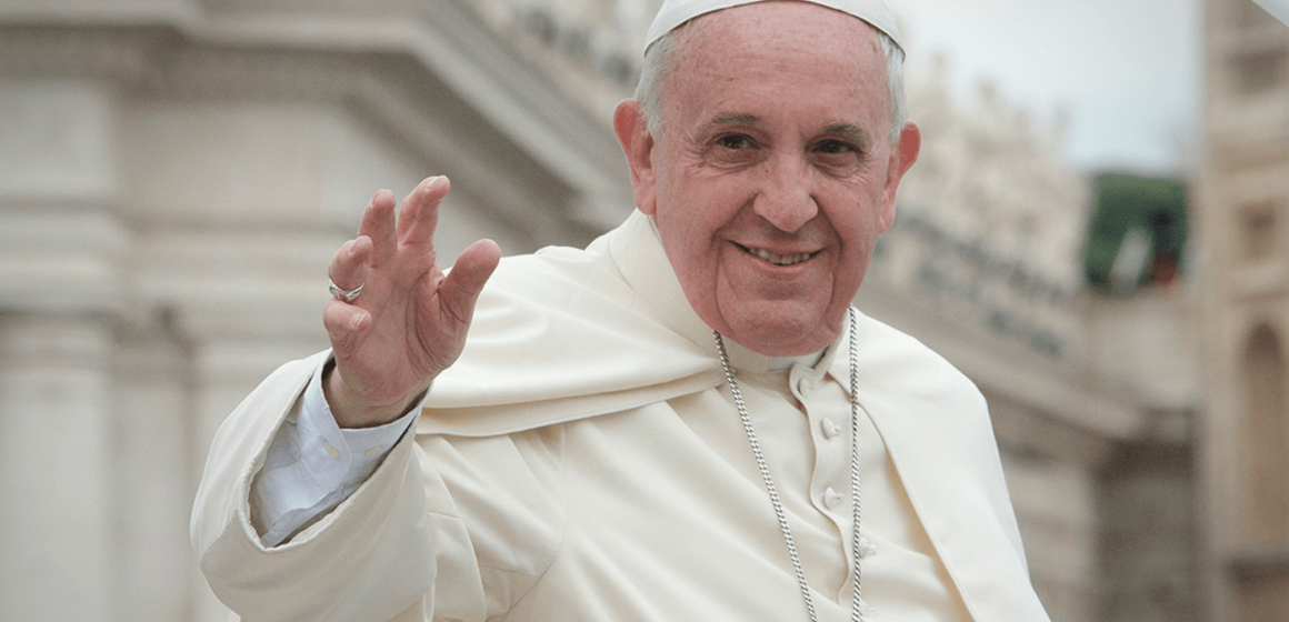 Papa Francisco celebra su cumpleaños 86 entregando premios a la caridad