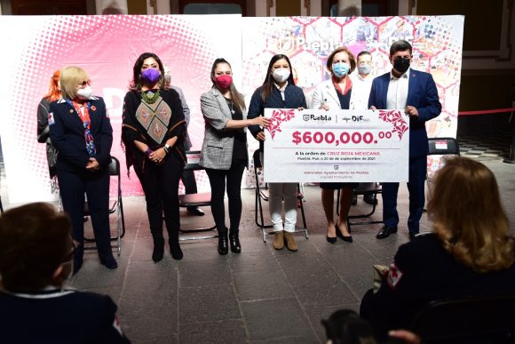 Entrega Ayuntamiento de Puebla donación de 600 mil pesos a la Cruz Roja