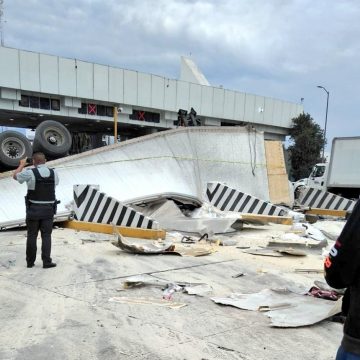 Tráiler se quedó sin frenos y se estrelló con casetas de Chalco; van 3 muertos y 15 heridos