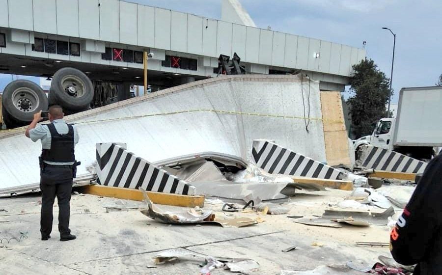 Tráiler se quedó sin frenos y se estrelló con casetas de Chalco; van 3 muertos y 15 heridos