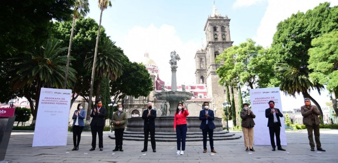 Entrega Ayuntamiento de Puebla renovación del zócalo capitalino