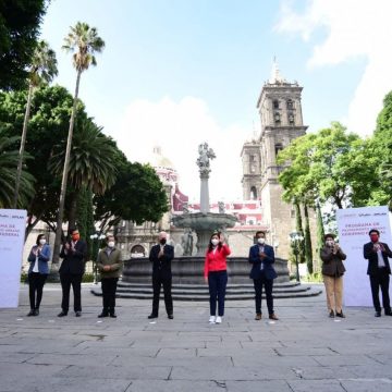 Entrega Ayuntamiento de Puebla renovación del zócalo capitalino