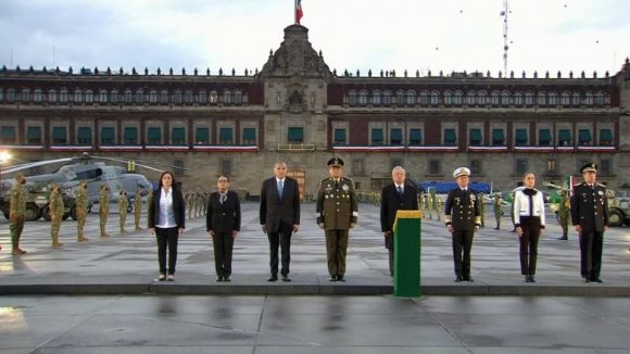El presidente de México iza bandera a media asta por las víctimas de los sismos de 1985 y 2017