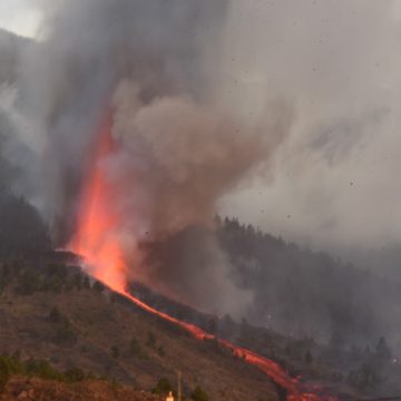 Suman 2 mil evacuados por erupción de volcán en La Palma en España