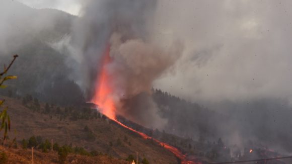 Suman 2 mil evacuados por erupción de volcán en La Palma en España