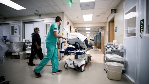 Se disparan en EU hospitalizaciones de menores por Covid