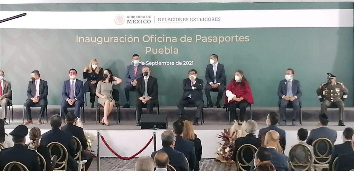 Marcelo Ebrard y Miguel Barbosa inauguran Oficina de Pasaportes en Puebla