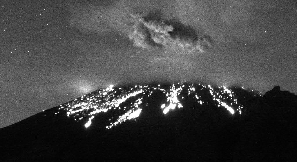 Suma tres explosiones el volcán Popocatépetl